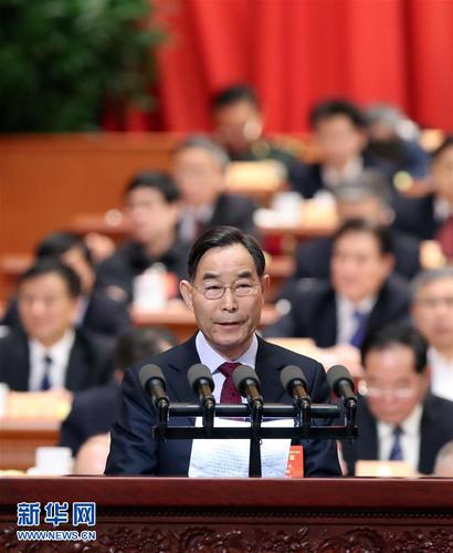 3月9日，全国政协十二届五次会议在北京人民大会堂举行第二次全体会议。这是朱保成委员代表农业界作《关于进一步深入推进农村土地实行“三权分置”的建议》的发言。新华社记者 刘卫兵 摄