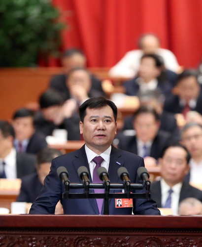 张近东委员代表全国工商联作《大力推动实体零售向智慧零售转型》的发言