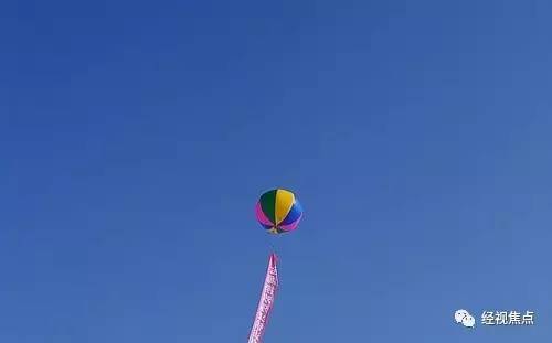 男子路边抽烟头顶突现氢气球遭炸伤 气球飘自邻省