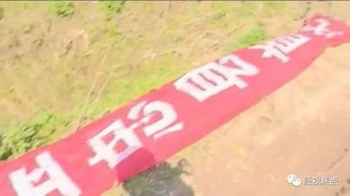 男子路边抽烟头顶突现氢气球遭炸伤 气球飘自邻省