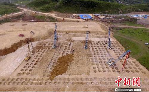 2016年8月3日，甘孜格萨尔机场建设工地上一片繁忙。当日，位于四川德格和甘孜县交界处的甘孜州格萨尔机场项目建设进展顺利，力争2017年10月1日建成通航。该机场投资估算约24.88亿元，跑道长4000米，属于高高原机场，建成后民众从成都前往甘孜、德格、白玉、新龙县等地的路途时间将大大缩短，也将助推当地经济社会发展和藏区农牧民脱贫奔小康步伐?！×踔铱?摄