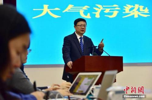 2017年1月6日晚，环保部部长陈吉宁主持召开大气污染防治媒体见面会，向记者们介绍大气污染防治相关问题，并回答了记者们的提问。<a target='_blank' href='http://www.chinanews.com/'>中新社</a>发 章轲 摄 图片来源：CNSPHOTO