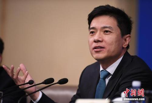 资料图 李彦宏回答记者提问。<a target='_blank' href='http://www.chinanews.com/'>中新社</a>记者 侯宇 摄