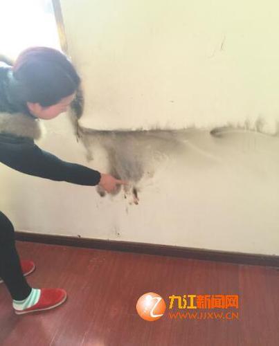 ▲墙上有被火烧过的痕迹。