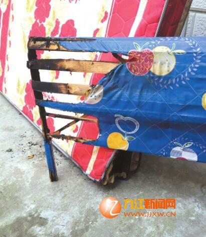 ▲被烧毁的床。