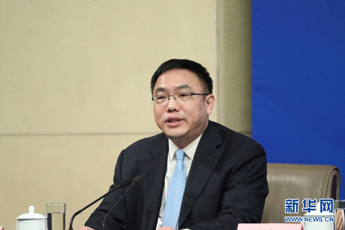 记者会主持人曲卫国。