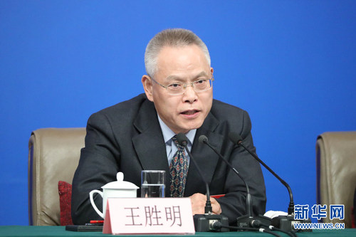 图为王胜明回答记者提问。新华网中国政府网 孙韬 摄