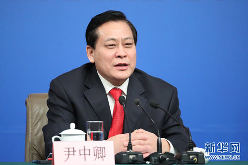 图为尹中卿回答记者提问。新华网中国政府网 孙韬 摄