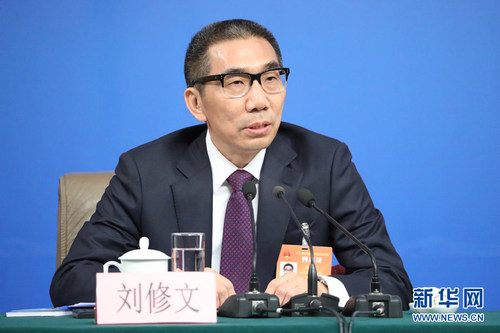 图为刘修文回答记者提问。新华网中国政府网 孙韬 摄