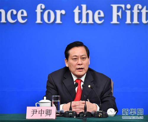 这是尹中卿在回答记者提问。