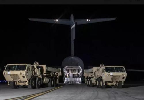 韩联社3月7日称，韩美开始在韩部署“萨德”系统，将经相关程序在星州部署“萨德”系统。目前，“萨德”发射架及部分装备已抵韩，“萨德”装备于6日抵达韩乌山空军基地。
