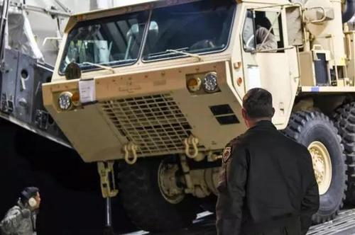 韩联社3月7日称，韩美开始在韩部署“萨德”系统，将经相关程序在星州部署“萨德”系统。目前，“萨德”发射架及部分装备已抵韩，“萨德”装备于6日抵达韩乌山空军基地。222