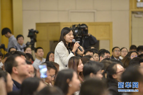 图为上海证券报记者提问。