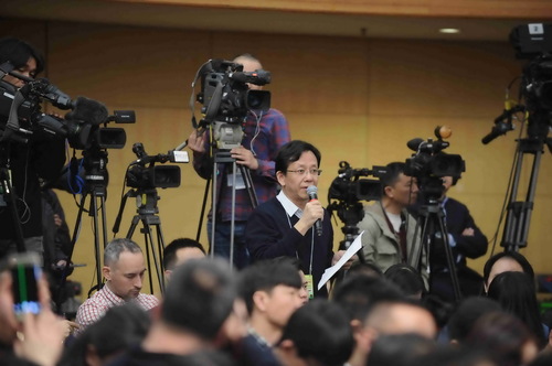 路透社记者提问。