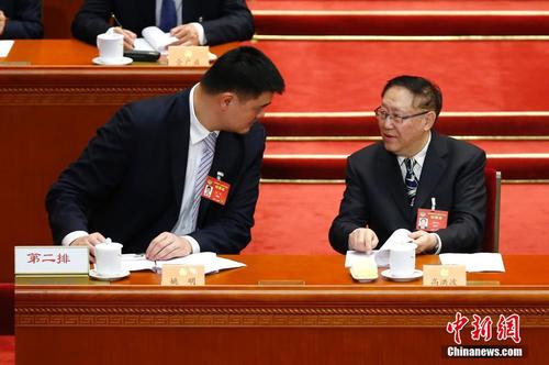 3月10日，全国政协十二届五次会议在北京人民大会堂举行第三次全体会议?；崆耙γ魑保ㄗ螅┯敫吆椴ㄎ苯惶浮Ｖ行律缂钦?富田 摄