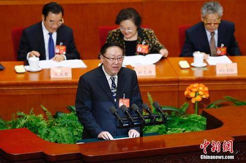 3月10日，全国政协十二届五次会议在北京人民大会堂举行第三次全体会议。图为高洪波委员代表文化艺术界作《坚定文化自信 创作文艺精品》的发言。中新社记者 富田 摄