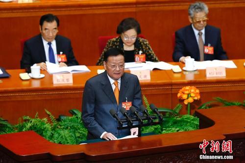 3月10日，全国政协十二届五次会议在北京人民大会堂举行第三次全体会议。图为刘长乐委员作《提高国民素质重在道德引导和法治规范》的发言。中新社记者 富田 摄