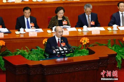 3月10日，全国政协十二届五次会议在北京人民大会堂举行第三次全体会议。图为朱专兴委员作《坚守清廉家风 铸牢家庭防腐“篱笆墙”》的发言。中新社记者 富田 摄