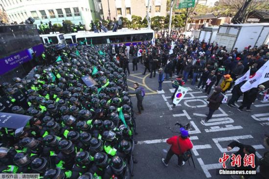 据韩联社报道，韩国宪法法院3月10日裁决朴槿惠弹劾案成立，反对弹劾的群众与警方发生冲突，2人受伤后死亡。