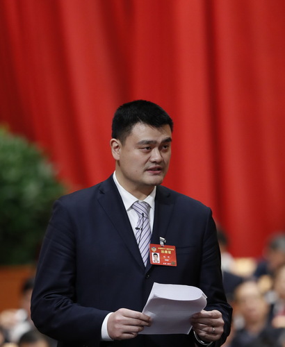 姚明委员作《体育强国不仅仅是金牌 体育产业不仅仅是金钱》的发言