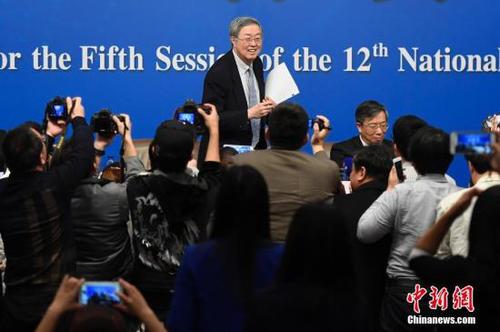 3月10日，十二届全国人大五次会议在北京梅地亚两会新闻中心举行记者会，邀请中国人民银行行长周小川、副行长易纲、副行长兼国家外汇管理局局长潘功胜、副行长范一飞就“金融改革与发展”的相关问题回答中外记者的提问。图为记者在会后追访周小川。<a target='_blank' href='http://www.chinanews.com/'>中新社</a>记者 韦亮 摄