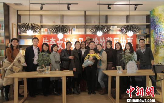 3月8日，马金瑜和丈夫扎西、从青海藏区来的草原藏族女工们，在兰州书店与读者分享她们的草原故事?！×踔姨?摄