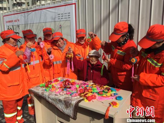 “三八”国际妇女节前夕，滕维雳将自己缝制的百余只荷包亲手送给了兰州市七里河区环卫局的环卫工，表达自己的敬意和感激?！⊙钅?摄