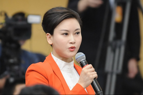 中央电视台记者提问。