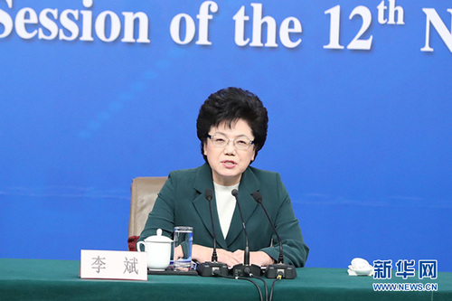 图为国家卫生计生委主任李斌回答记者提问