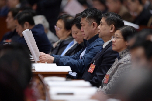 这是委员在听会。新华社记者 王建华摄