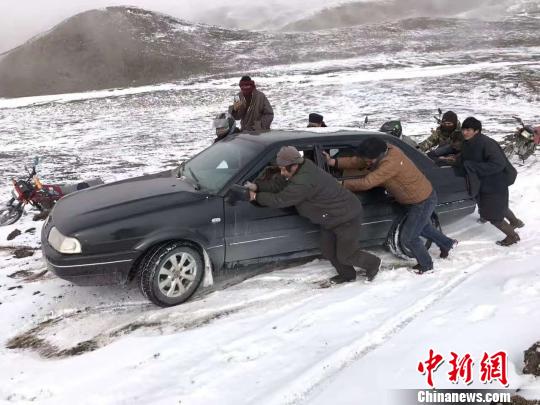 图为降雪导致路面结冰，牧区行车困难?！≈有?摄