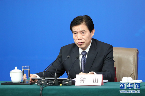 图为商务部部长钟山。