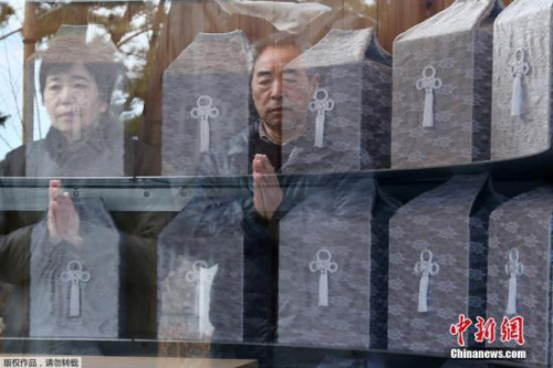 当地时间3月11日，日本民众悼念地震和海啸灾难遇难者，纪念2011年大地震六周年。图为日本民众祭奠大地震和海啸灾难遇难者。