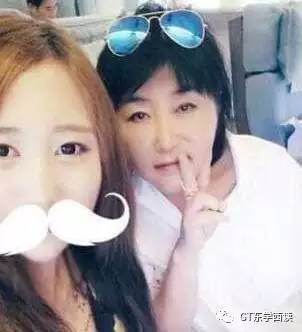 郑维罗和母亲崔顺实。