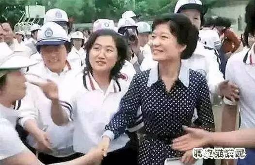 年轻的朴槿惠和崔顺实。