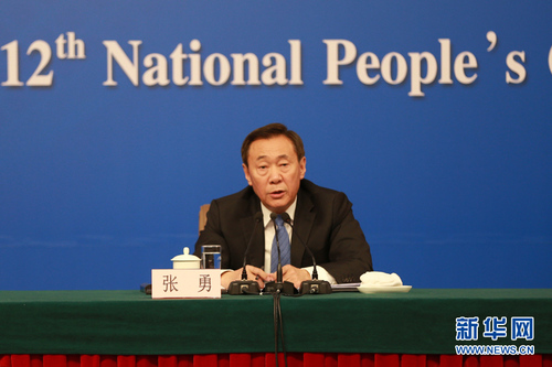 图为张勇在发布会上回答记者提问。