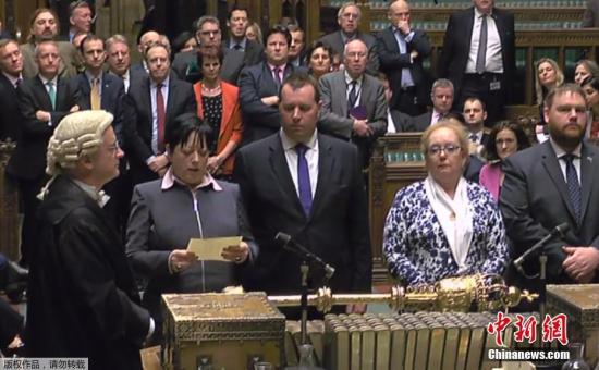 当地时间2月8日晚，英国议会下议院投票通过政府提交的“脱欧”法案，并将法案移交给上议院审议。英国舆论普遍认为，上议院不会阻挠法案，如无意外，英国将在3月底之前如期启动“脱欧”程序。