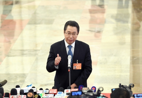 3月12日，十二届全国人大五次会议在北京人民大会堂举行第三次全体会议。这是国家知识产权局局长申长雨接受采访。新华社记者 赵颖全摄