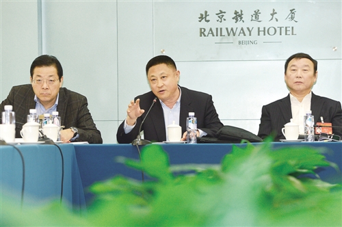 3月9日，全国政协经济界别举行小组会议，胡克勤委员