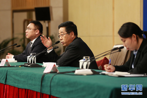 图为教育部部长陈宝生回答记者提问