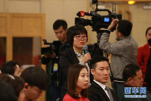 图为新华社记者提问。