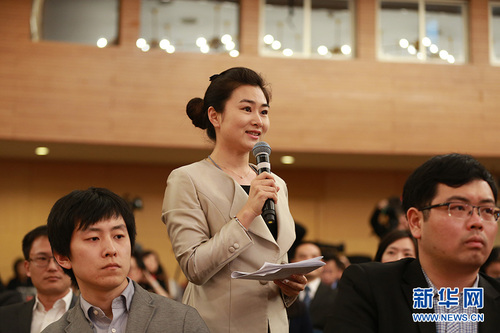 图为中国教育电视台记者提问。