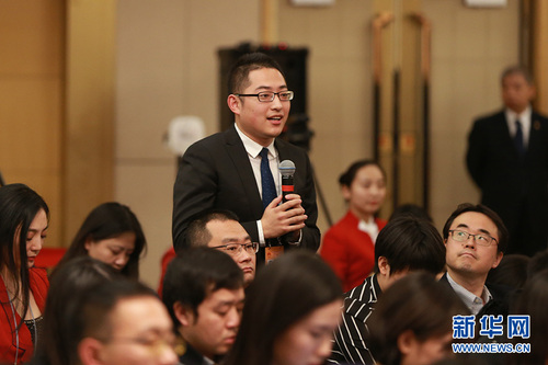 图为中央电视台记者提问。