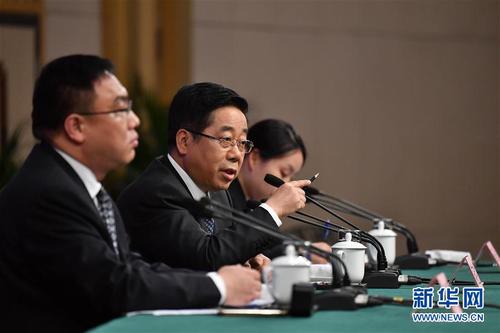 这是陈宝生（中）回答记者提问新华社记者 李鑫 摄