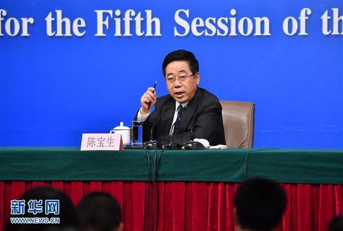 3月12日，十二届全国人大五次会议新闻中心举行记者会，邀请教育部部长陈宝生就“教育改革发展”的相关问题回答中外记者的提问。这是陈宝生回答记者提问新华社记者 李鑫 摄