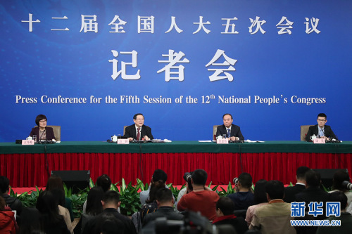　3月11日，十二届全国人大五次会议新闻中心举行记者会，邀请科技部部长万钢、秘书长徐建培就“2016年创新驱动发展战略实施进展成效和2017年重点工作”的相关问题回答中外记者的提问。图为记者会现场。新华网/中国政府网 傅义洲 摄