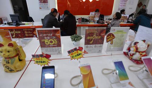 中国联通的各式套餐让人眼花迷乱。记者屠知力摄