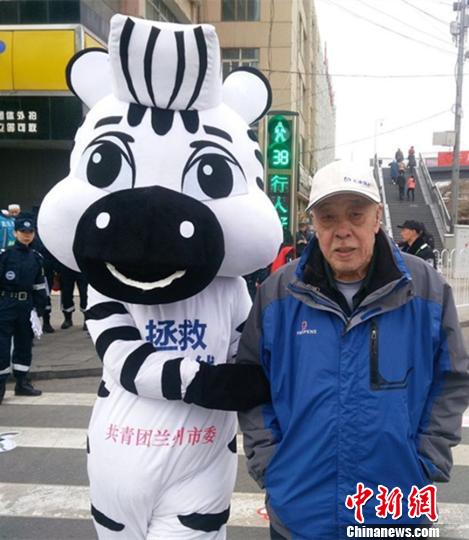 “斑马卫士”在十字路过摇晃着胖胖的身躯，搀扶老人过斑马线?！≈有?摄