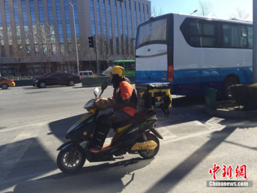资料图：匆忙穿梭在路上的外卖小哥。<a target='_blank' href='http://www.chinanews.com/' >中新网</a>记者 刘湃 摄