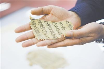 揭古籍修复师的日常：耐得住寂寞 每天都如履薄冰